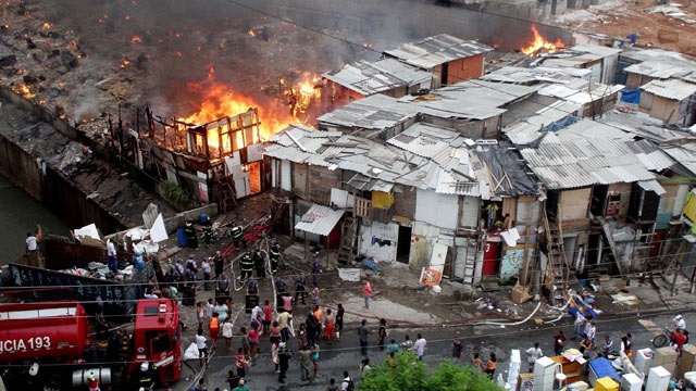 Lua thieu hang tram ngoi nha trong khu o chuot tai Brazil hinh anh