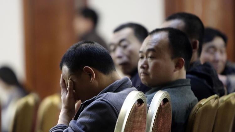 Tap chi AirAsia goi noi dau cua than nhan hanh khach MH370 hinh anh