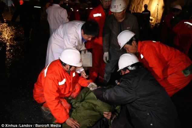 Thông qua hành lang dẫn vào đường hầm, lực lượng cứu hộ có thể liên lạc với các công nhân mắc kẹt và chuyển thức ăn cho họ vào lúc 1h55 sáng ngày 4/4.