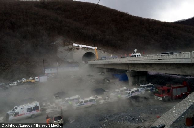 Bên ngoài hiện trường, nhiều xe cứu thương xếp tới đưa các nạn nhân đi cấp cứu.