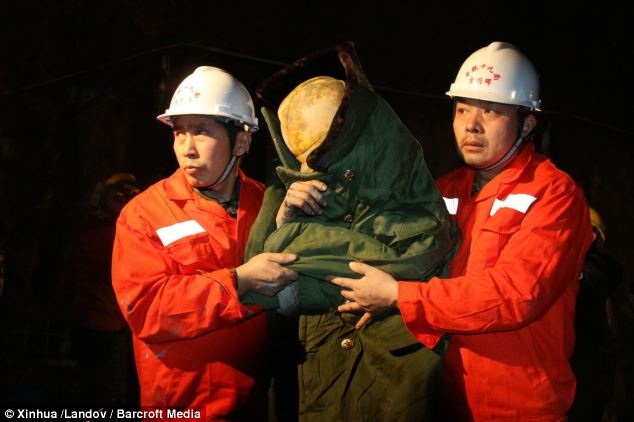 12 nguoi song sot sau khi bi sap ham 4 ngay hinh anh