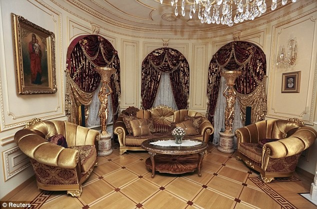 Đây chỉ là một trong nhiều ngôi biệt thự sang trọng- nơi các cựu quan chức hàng đầu Ukraina sinh sống. Quy mô của các ngôi biệt thự là bằng chứng cho thấy nạn tham nhũng tại quốc gia này- một trong những nguyên nhân dẫn tới sự sụp đổ của chính quyền Ukraina cũ. Ảnh: Reuters.