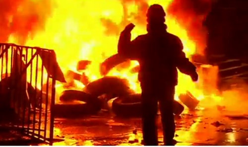 Cảnh sát đã sử dụng vòi rồng, lựu đạn và hơi cay để đẩy đám đông ra khỏi tòa nhà. Đáp lại, những người biểu tình ném bom xăng vào tòa nhà và chất đống lốp cháy. Ngọn lửa nhanh chóng lan ra tầng một. Ảnh: BBC.