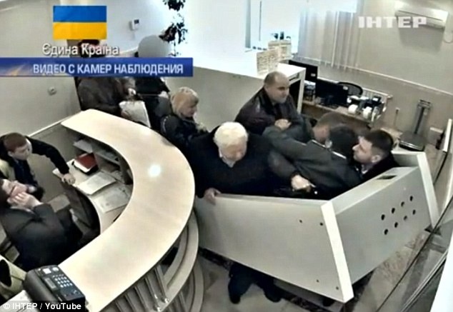 Hôm 22/2, chính quyền bị lật đổ tại Ukraina đã phế truất ông Pshonka (ở giữa, tóc bạc) sau một cuộc bỏ phiếu bất tín nhiệm tại quốc hội giữa bối cảnh các vụ đụng độ tiếp diễn trên các đường phố của thủ đô Kiev. Ảnh: IHTEP.