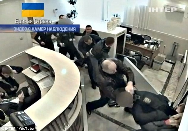 Cuoc dao tau ngoan muc cua hai cuu quan chuc Ukraina hinh anh