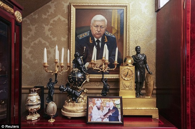 Sau khi chính quyền của Tổng thống Viktor Vanukovychc bị lật đổ hồi tháng 2, hai cựu lãnh đạo, những người thân cận với ông Vanukovychc bị cấm rời khỏi đất nước. Trong ảnh, ngôi biệt thự sang trọng mang đậm màu sắc quý tộc của cựu công tố viên Pshonka. Ảnh: Reuters.