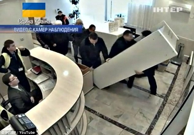 Truyền hình Ukraina phát sóng hình ảnh cựu công tố viên Viktor Pshonka, cựu Bộ trưởng thuế Olesksandr Klimenko cùng các vệ sĩ của họ tham gia cuộc ẩu đả tại sân bay Donetsk khi họ đang tìm cách chạy trốn khỏi đất nước hôm 22/2. Ảnh: IHTEP.