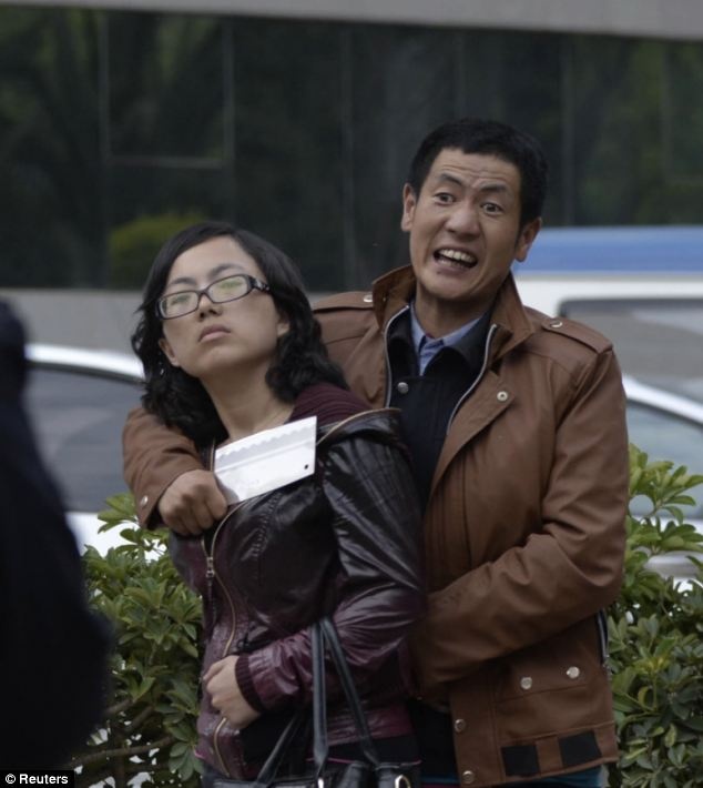 Ngay lập tức, cảnh sát đã tới hiện trường để phong tỏa khu vực trước khi đàm phán với người đàn ông.