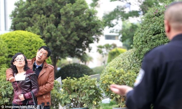 Bất chấp những lời đàm phán từ cảnh sát, người đàn ông không buông tha con tin đang vô cùng hoảng sơ.