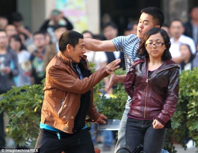 Cảnh sát buộc phải can thiệp bằng cách quật ngã hắn xuống đất.