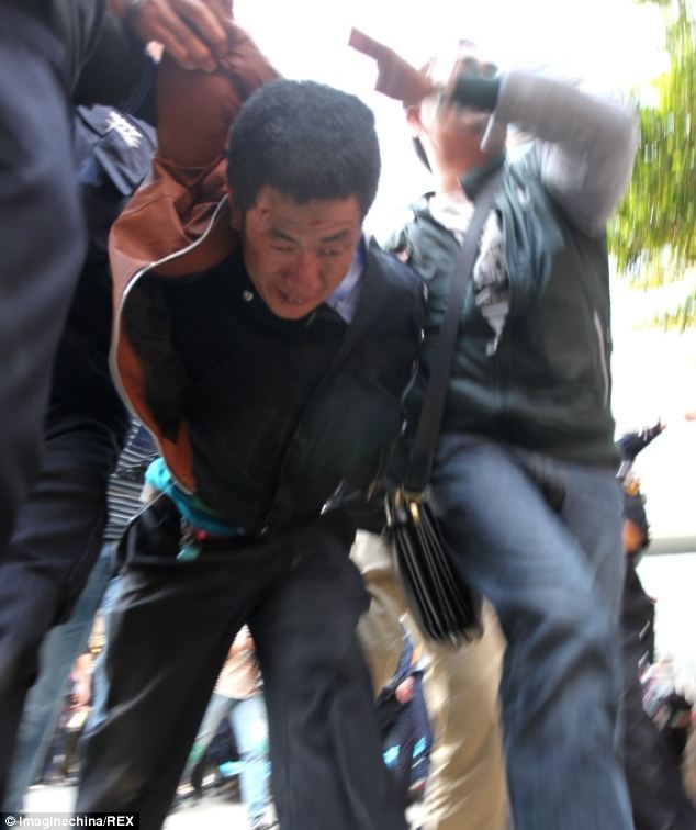 Một cảnh sát cũng bị thương sau quá trình giải cứu con tin. Hiện cơ quan chức năng đang điều tra nguyên nhân xảy ra vụ việc.