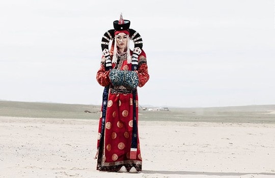  Nhiếp ảnh gia Tây Ban Nha Alvaro Laiz dành 3 tháng rưỡi để ghi lại hình ảnh về cuộc sống của những người chuyển giới từ nam sang nữ tại thành phố Ulaanbaatar. Laiz mất không ít thời gian để chiếm lòng tin của cộng đồng người chuyển giới và xâm nhập vào cuộc sống thật sự của họ. “Tôi hoàn toàn hiểu sự cẩn trọng của họ bởi việc tin tưởng một ai đó vừa mới tới, nhất là những nơi như Mông Cổ- là điều không dễ dàng”, Laiz chia sẻ.