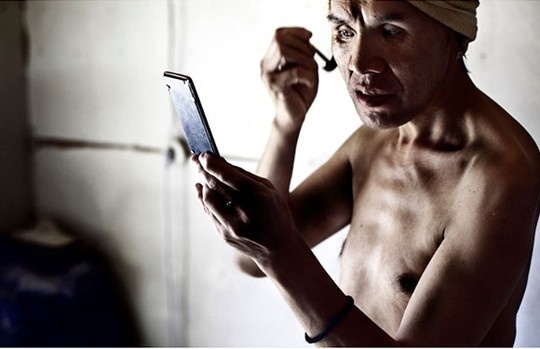 Naaram, một phụ nữ đồng tính- bạn thân của Gambush đã “đốt” phần lớn tuổi thanh xuân tại Nga khi cô trở thành một kẻ nghiện rượu. Khi trở lại Mông Cổ, tình trạng không nghề nghiệp là trở ngại đối với Naaram trong việc chăm sóc đứa con nuôi.”Tôi đã chăm sóc cậu bé từ khi còn nhỏ. Tuy nhiên, vì pháp luật Mông Cổ không cho phép người đồng tính nhận con nuôi, nên người giám hộ chính thức của cậu bé là em gái tôi và chồng của cô ấy”.