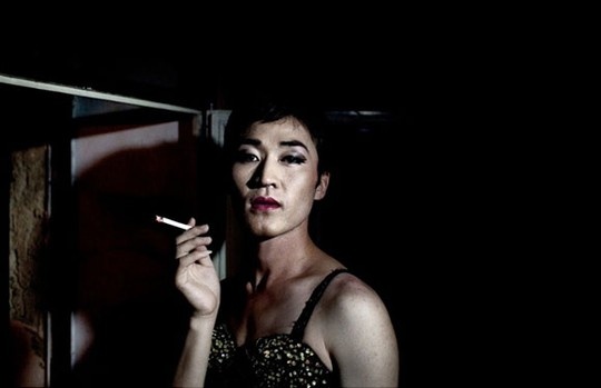 Trong khi đó, Nyamka, 20 tuổi- một người làm công tác xã hội có thể coi là đại diện cho thế hệ người chuyển giới trẻ ở Mông Cổ. Họ là những người nuôi ước mơ chạy trốn sang những nước “dễ thở” hơn với người chuyển giới như Nhật Bản và Philippines.