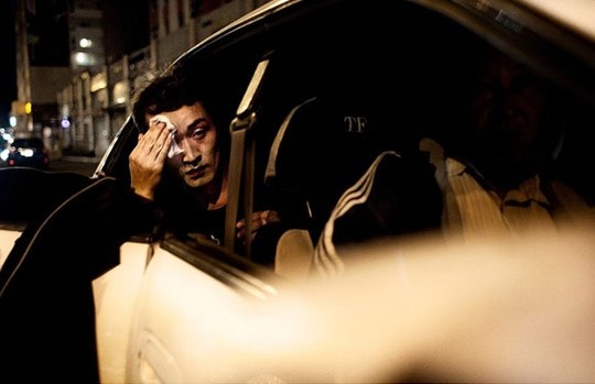 Tuy nhiên, trước khi giấc mơ của Nyamka trở thành hiện thực, anh cũng như nhiều người trẻ tuổi khác hằng ngày phải đối mặt với thực tại phũ phàng. Mỗi lần rời khỏi những hộp đêm ngầm, chàng trai trẻ phải xóa sạch lớp son phấn một cách cẩn thận và loay hoay thay bỏ xiêm y phụ nữ trong xe taxi. Bởi những người đàn ông ăn mặc như phụ nữ tại nơi công cộng ở Mông Cổ thường bị quấy rối và thậm chí phải đối mặt với tình trạng bạo lực thể chất.