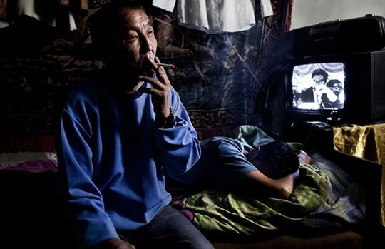 Baara, 55 tuổi, sống tại một trong những khu vực nghèo nhất ở thành phố Ulaanbaatar. Anh sống bằng đồng lương ít ỏi từ công việc trong một tổ chức phi chính phủ ở địa phương. Tuy nhiên, sau khi Baara chuyển giới, anh mất việc và không nơi nào trong khu vực muốn nhận anh. “Thành phố Ulaanbaatar rất nhỏ. Với tôi, việc kiếm một công việc là điều rất khó khăn vì mọi người đều biết thân phận thật của tôi”, Baara chia sẻ.