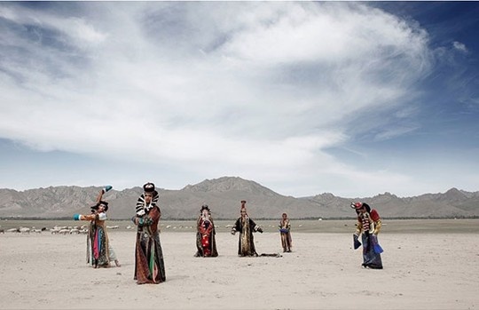 Laiz nảy ra ý tưởng chụp hình những người chuyển giới tại thành phố Ulaanbaatar trong trang phục nữ hoàng Mông Cổ cổ xưa sau khi một người bạn giới thiệu với anh về trang phục này. “Tôi muốn người xem có cách nhìn đúng đắn về người chuyển giới. Họ chỉ đơn thuần là con người và đang cố gắng sống cuộc đời của mình. Điều đó không hề sai trái”, Laiz giải thích.