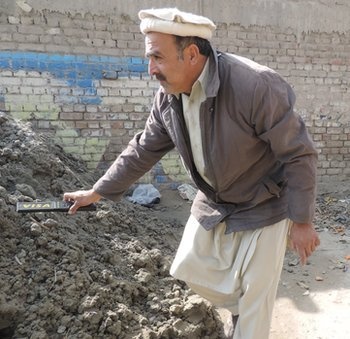 Ông Iftikhar Ali điều tra hiện trường. Ảnh: BBC