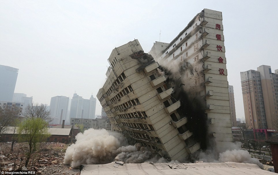 Toa nha cao tang tach doi, mot nua vo vun trong nhay mat hinh anh