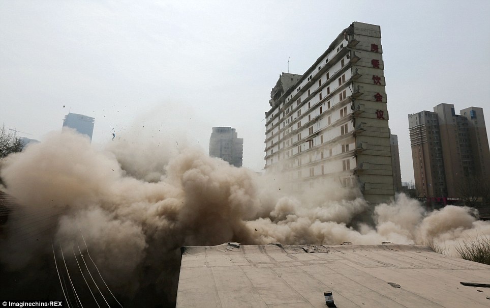 Một nửa của tòa nhà gần như nguyên vẹn, trong khi nửa còn lại vỡ vụn thành một đống đổ nát và khói bụi.