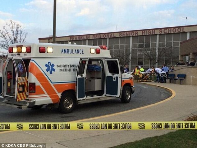 Hoc sinh cuong sat, hieu truong khong che hung thu hinh anh