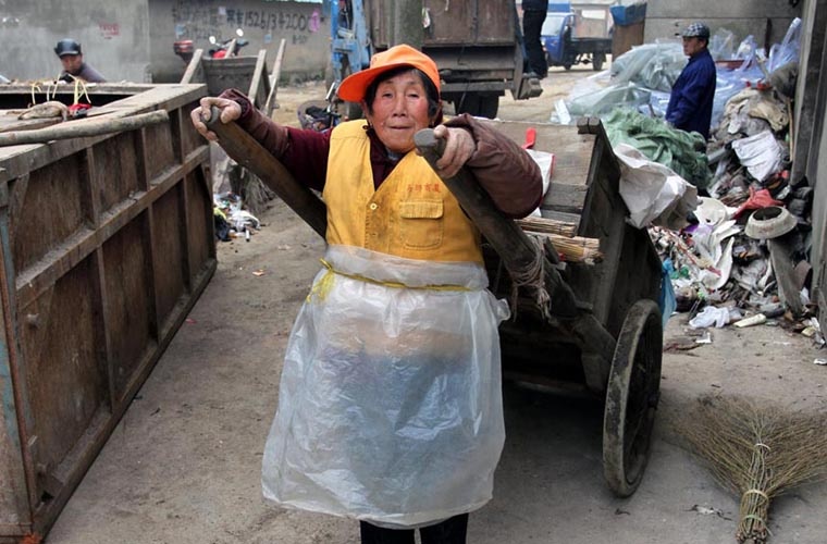 Quét đường để trả nợ. Ảnh minh họa: Blogspot.