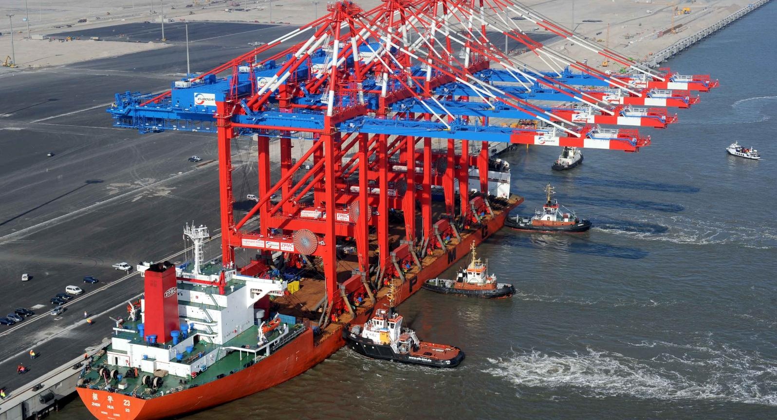 Cong nhan dung can cau phan phat thuc an cho dong nghiep hinh anh