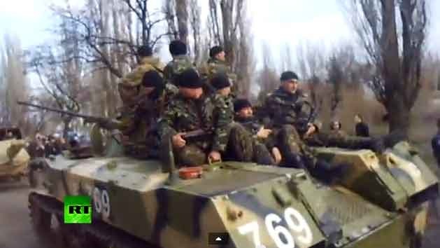 Xe boc thep tien vao mien dong Ukraina hinh anh