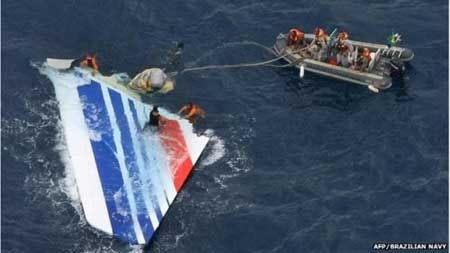 Quá trình trục vớt MH 370 có thể còn khó khăn hơn vụ Air France 447. Ảnh: AFP.