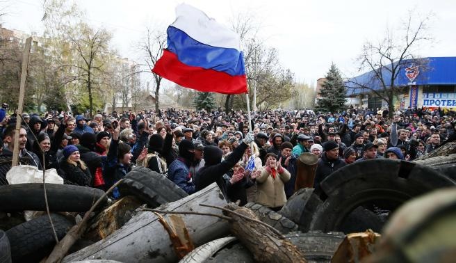 Hôm 12/4, các tay súng ly khai đã nắm quyền kiểm soát tại thị trấn Sloviansk, thuộc vùng Donetsk, miền đông Ukraina và cách biên giới Nga khoảng 150 km. Họ đã chiếm giữ một đồn cảnh sát và trụ sở của cơ quan an ninh tại thị trấn.