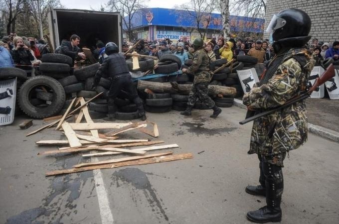 Trong khi đó, tại thành phố Kramatorsk, các tay súng thân Nga đã chiếm một trụ sở cảnh sát sau cuộc đấu súng. Cờ của Cộng hòa Donetsk đã được kéo lên tòa nhà. Đây là sở cảnh sát thứ hai bị chiếm đóng tại Ukraina trong ngày 12/4. Ảnh: Trong khi đó, tại thành phố Kramatorsk, các tay súng thân Nga đã chiếm một trụ sở cảnh sát sau cuộc đấu súng. Cờ của Cộng hòa Donetsk đã được kéo lên tòa nhà. Đây là sở cảnh sát thứ hai bị chiếm đóng tại Ukraina trong ngày 12/4.