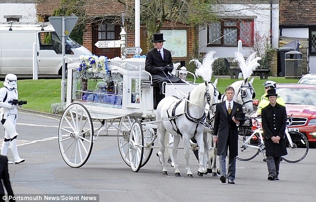 Cha của Jack- ông Terence xúc động nói: “Jack là một cậu bé đặc biệt và chúng tôi muốn tiễn con trai theo cách đặc biệt nhất. Jack. Tạm biệt con trai, ta yêu con”.