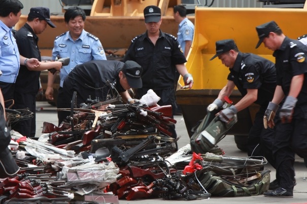 Trung Quoc thu giu hon 10.000 sung bat hop phap hinh anh