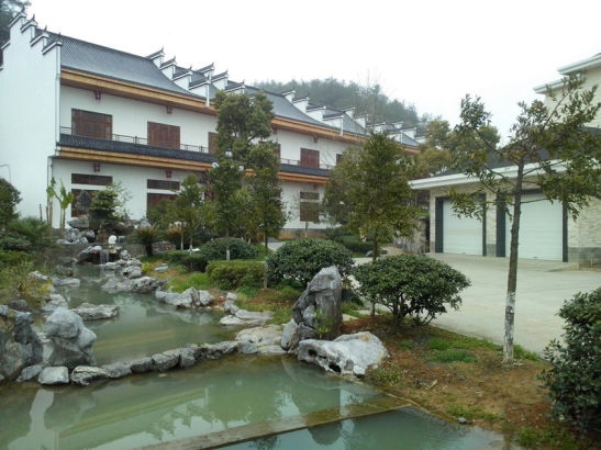 Khu biệt thự xa xỉ này bao gồm một vài ngôi nhà, một bể bơi lớn, các quả đồi, con sông và bãi cỏ nhân tạo với nhiều loại cây trồng khác nhau, thậm chí chăn thả cả gia súc