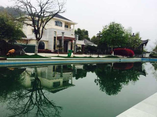 Tuy nhiên, một căn nhà rộng 1.200m vuông được cho là dùng để phục vụ dân làng tổ chức các hoạt động chung. 