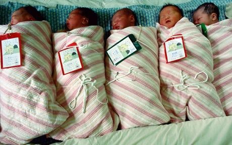 Me giet 7 con so sinh, giau xac trong nha hinh anh