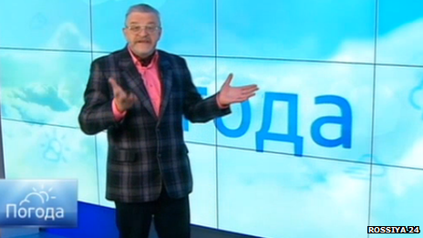 Vadim Zavodchenkov đang đưa tin dự báo thời tiết trên kênh truyền hình Rossiya 24 của Nga
