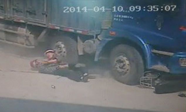 Vụ tai nạn thương tâm xảy ra vào cuối tuần trước khi ông Vương, 71 tuổi cùng con trai là Yung, 47 tuổi, đang lái xe đạp điện tại thành phố Tuyền Châu, tỉnh Phúc Kiến, phía đông nam Trung Quốc, bất ngờ, va chạm với một chiếc xe tải đang cua sang làn đường bên phải.