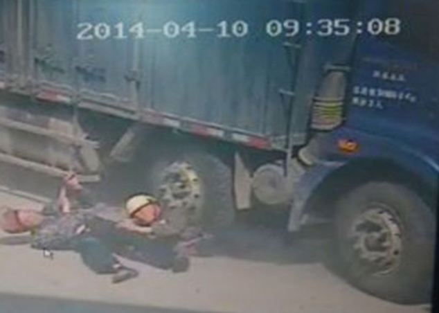 Cha gia bi xe tai can qua nguoi nhung van co cuu con hinh anh