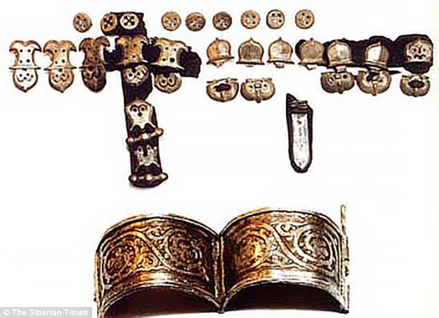 Nhà khảo cổ Natalia Fyodorova cho biết: “Nhiều xác ướp nằm rải rác khắp nơi trên thế giới, từ khu vực đóng băng vĩnh viễn tới các đầm lầy. Tuy nhiên, đây thực sự là một khu vực khảo cổ độc đáo”. Trong ảnh, chiếc thắt lưng, vòng tay.cùng chiếc trống bằng đồng. 