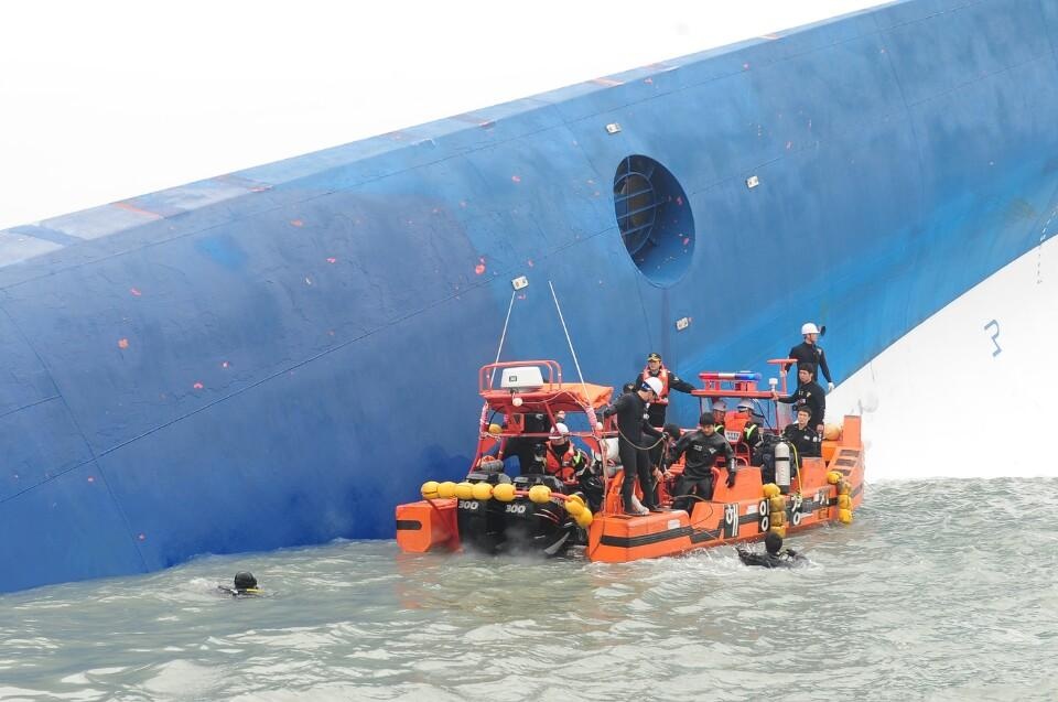 Hon 100 tau, may bay Han Quoc tim nan nhan cua vu tau dam hinh anh