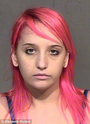 Con hai thang tuoi roi xuong duong, me van binh than lai xe hinh anh