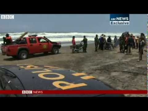 Cảnh sát và lực lượng cứu nạn tại bờ biển gần nơi xảy ra vụ tai nạn khiến 7 người thiệt mạng và hàng chục người mất tích. Ảnh: BBC