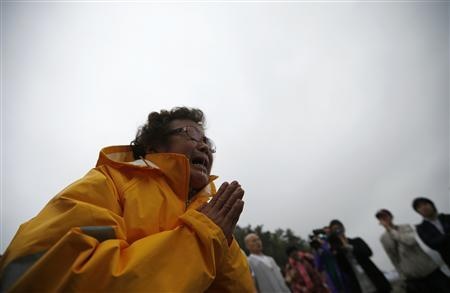 Thuyen truong tau chim trao banh lai cho thuyen pho thu ba hinh anh