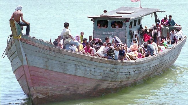 Thuyen lat tai Indonesia, 7 nguoi thiet mang hinh anh