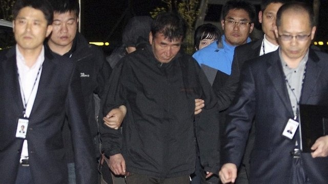 Canh sat Han Quoc bat thuyen truong tau chim hinh anh