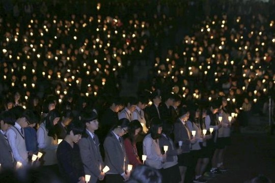 Người Hàn Quốc cầu nguyện cho các hành khách mất tích sau vụ tai nạn tàu Sewol. Ảnh: Reuters.