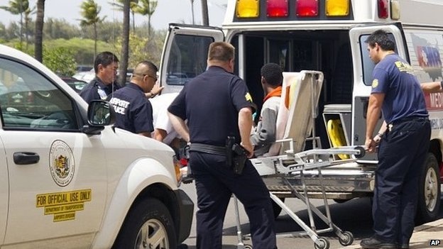 Thieu nien My bam cang may bay 5 gio van song sot hinh anh