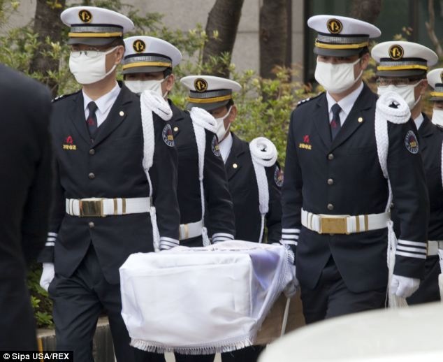 Tang le xuc dong cua thay hieu pho tu tu sau vu tau chim hinh anh