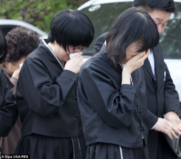 Nhiều học sinh xúc động trong tang lễ đầu tiên được tổ chức cho hai thầy giáo và 4 học sinh trường  Danwon. Ảnh: Sipa USA/REX.